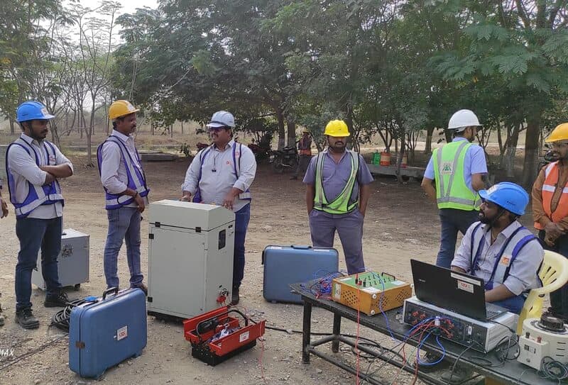 SDES field engineers carrying out on-site meter and instrument transformer calibration